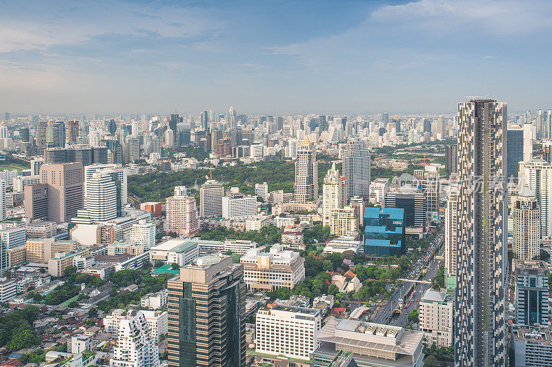 鸟瞰图Sathorn和silom区和天空火车站Chong Nonsi在CBD市中心的曼谷silom, Asoke，曼谷，泰国中心